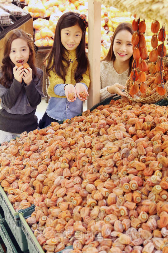 13일 오전 서울 한강로 이마트 용산점에서 모델과 아이들이 겨울철 제철 먹거리 곶감을 선보이고 있다. 이마트는 14일부터 청정지역인 상주 유식산 중턱에서 건조한 경상북도 상주산 곶감을 18개 골라 담아 9800원에 판매한다. 이마트 제공